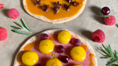 Pizzete à la mangue et au miel de baies roses