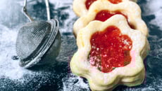 Sablés étoiles à la confiture de fraises