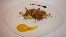 Tresse d'agneau et courgette aux saveurs orientales, jus de carotte à l'orange, crumble au pain d'épices