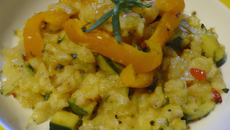 Risotto aux poivrons jaunes et courgettes