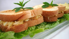 Croque au poulet et aux œufs maison