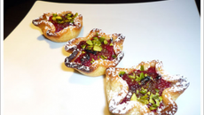 Tartelettes express à la rhubarbe et confit de fleurs