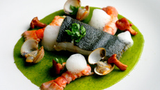 Tronçon de turbot rôti, coques, langoustines et girolles sur sa gelée de bouillon de légumes Ariaké aux herbes et son écume...