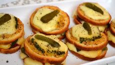 Petits croques à la raclette et moutarde à l'ancienne