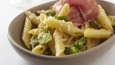 Pastasotto au parmesan, fèves et jambon de Parme