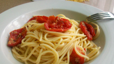 Spaghetti et tomates-cerises au four à la mode de Brindisi