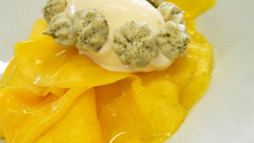 Mangue marinée aux épices, glace gingembre et meringue vinaigre-thé vert