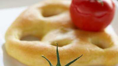 Fougasse et tomate de Marmande farcie à l'Ossau Iraty et pistou de kiwi de l'Adour.