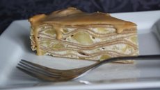 Gâteau de crêpes spéculos, pommes et caramel au beurre salé
