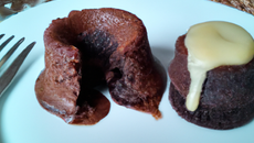 Fondant au chocolat accompagné de crème anglaise