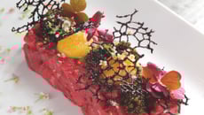 Pièce de bœuf taillée au couteau, condiments, caviar Schrenki, jaune cristalline et tuile au Sarrasin