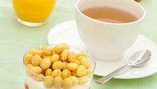 Billes de céréales au miel,  fromage blanc, pêche et abricot