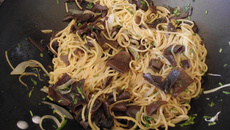 Nouilles chinoises sautées aux champignons noirs