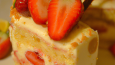 Gâteau aux litchis et fraises