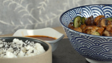 Petits poulpes rôtis à la sauce pimentée et légumes sautés