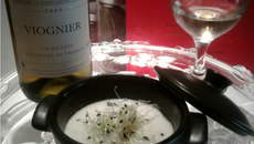 Huîtres et saint-jacques pochées , bouillon d' algues et de gingembre en cocotte