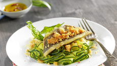 Filet de dorade en crumble de noisettes/parmesan et courgettes en tagliatelles