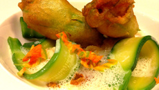 Tempura de fleurs de courgettes farcies au risotto, blanc de seiches, mini-courgettes et écume de parmesan