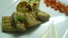 Thon grillé, taboulé à la menthe, sauce au yaourt et huile de citron