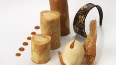 Fines crêpes de froment enveloppant une crème de Jivara, Glace au caramel salé