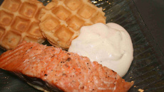 Gaufres au bleu espuma au comté et saumon grillé