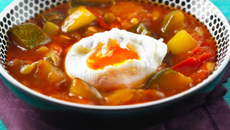 Œufs pochés à la ratatouille