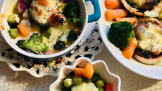 Mini cocotte aux légumes printaniers et au pur brebis gratiné