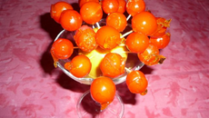 Présentoir de chupachups de tomates cerise caramélisées