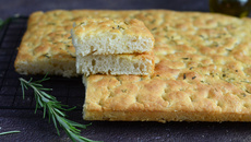 Focaccia sans pétrissage au romarin et focaccia fleurie