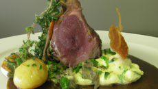 Agneau de Pauillac, pommes fondantes, croustillant d'épaule, pulpe d'herbes, sabayon à la Guinness