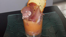 Mousse de melon, jambon cru et tuile de gruyére