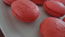 Macarons craquelés au foie gras et chutney d'oignons rouges au miel
