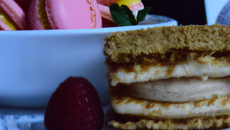Tiramisu aux framboises et macarons