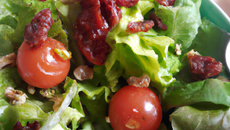 Salade verte, tomates, tomates séchées et vinaigrette au vinaigre de framboise