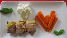 Magret de canard roulé au foie gras et basilic, carottes glacées et chantilly de basilic