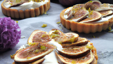 Tartes aux figues violettes, nougat et crème d'amande