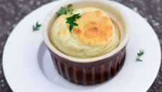 Soufflé au roquefort et au thym