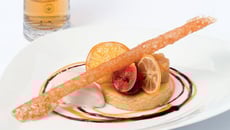 La figue, l'orange et le piment de Jamaïque 'La figue rôtie façon Suzette, pain de gênes réduction de porto, chutney de pommes glace au piment de Jamaïque'