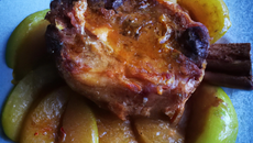 Côte de porc aux pommes, soupçon de cannelle