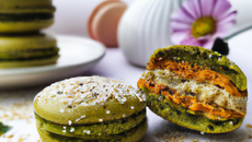 Macarons au thé vert et aux deux sésames