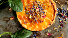 Tartes fines aux abricots et "salade de fleurs"