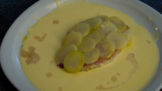 Rougets de roche aux écailles parmentières en sauce safranée à l'ail du Languedoc