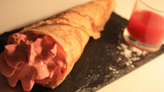 Crêpe fourrée à la chantilly rose