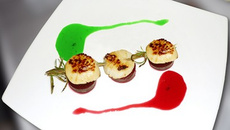 Brochette de Saint-Jacques en romarin sur pilotis de betteraves, vinaigrette au deux jus de couleur