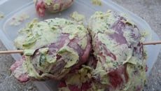 Brochettes de joues de porc façon maître d'hôtel