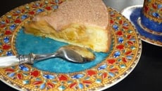 Moelleux aux mirabelles sur lit  de confiture de lait