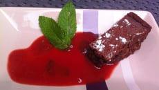 Brownies crunchy aux noix et sa soupe de fraises mentholée