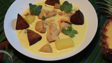 Poulet au curry de Sumatra, à l'ananas et au lait de coco