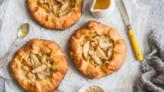 Tartelettes rustiques poire, miel et noix