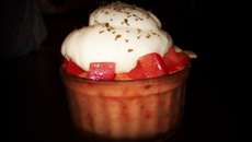 Delicate chantilly d'ail sur mousse de tomate